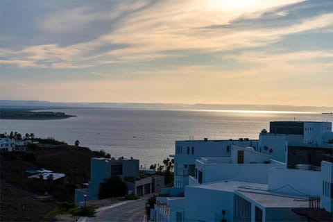 Panoramic Ocean View, Private Pool, Indoor Jacuzzi House in La Paz