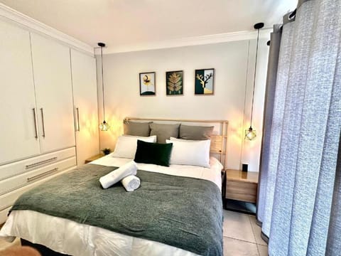 Exquisite Emerald King Size 2 Bed Apartment Condo in Umhlanga
