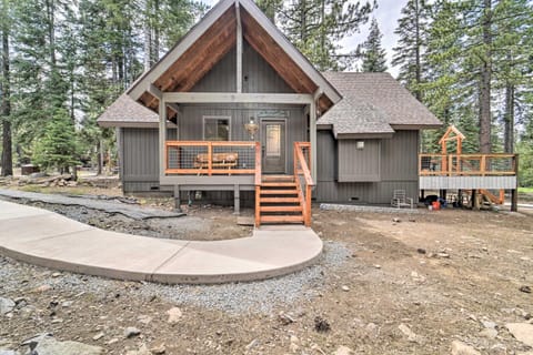 2 Mi to Tahoe Donner Truckee Getaway with Views House in Truckee