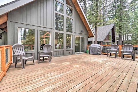 2 Mi to Tahoe Donner Truckee Getaway with Views House in Truckee