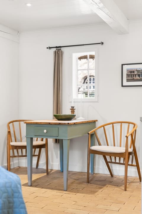 Seating area, Dining area