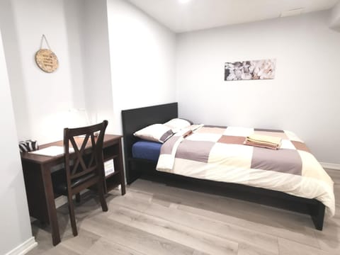 Perfect location comfort private house lower level 2 bedroom unit Condo in Brampton