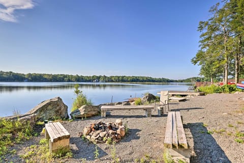 Pet-Friendly Tobyhanna Home with Dock and Lake Views! Casa in Coolbaugh Township
