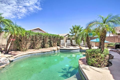 Surprise Escape with Heated Pool, Patio and Grill! Casa in El Mirage