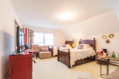 Bed, TV and multimedia, Photo of the whole room, Bedroom