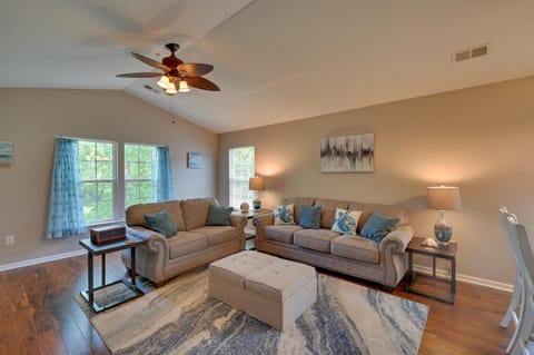 Lovely River Oaks Condo with Resort Amenities! Condo in Carolina Forest