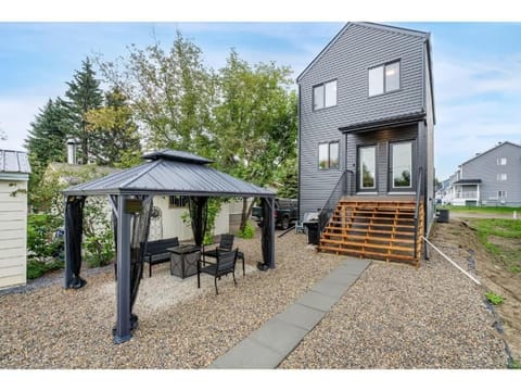 The Promenade I Patio and BBQ I Fire pit I Sleep 9 House in Sylvan Lake
