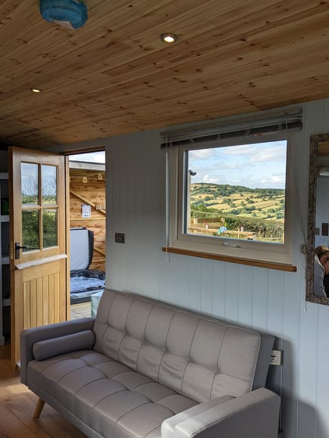 Bespoke luxury huts with hot tubs. Located in the black mountains. Appartement in Crucorney