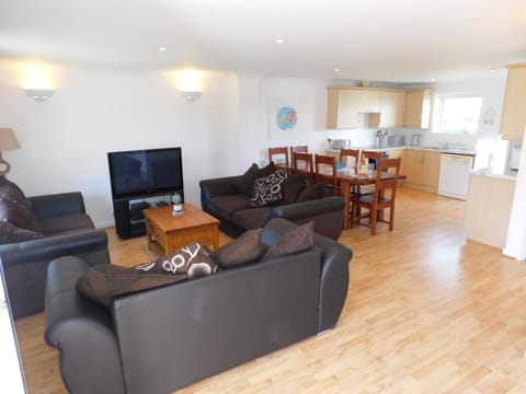 Primrose Cottage, spacious 4 bed house near Newquay House in Saint Columb Major