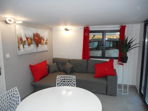 Super F2 La Londe Les Maures Apartment in La Londe-les-Maures