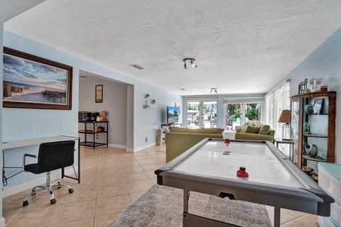 NEW Waterfront Oasis - Pool – Jacuzzi - 10 Min to Beach! Villa in Pompano Beach