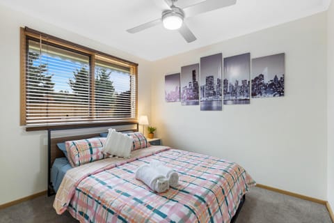 Woodgrove Penthouse - 36 min drive to MEL airport Haus in Melton