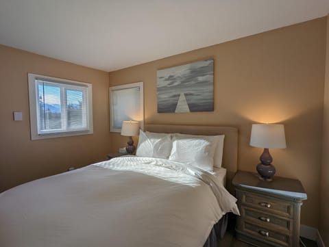 Steps to All New Gondola, Sleeps 4 with Free Parking House in Whistler