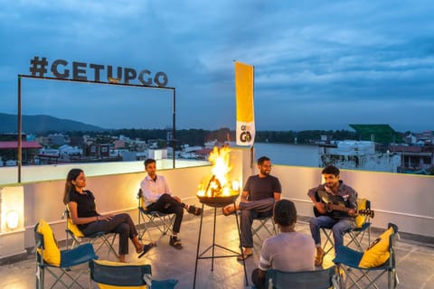 Night, People, Natural landscape, Balcony/Terrace, Seating area, Evening entertainment, Guests, Mountain view, group of guests, flat iron