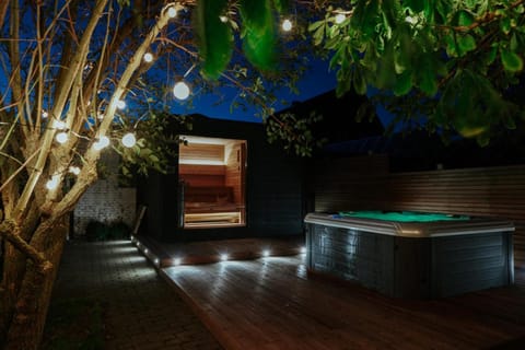 Hot Tub, Sauna