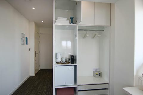 Coffee/tea facilities, safe, wardrobe