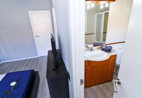 Bathroom, TV and multimedia, Bedroom