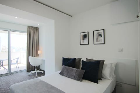 Bed, Photo of the whole room, Seating area, Bedroom