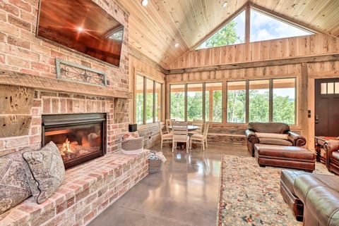 All-Encompassing Lakehouse with Modern Accents! Haus in Greers Ferry Lake