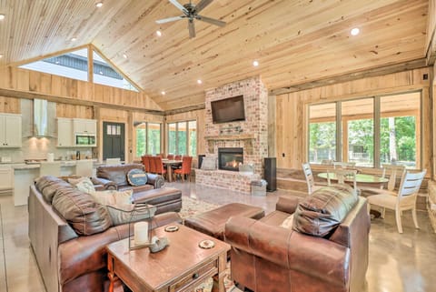 All-Encompassing Lakehouse with Modern Accents! Casa in Greers Ferry Lake