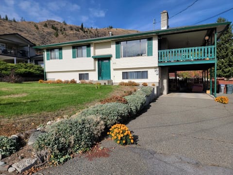 Property building, Day, Natural landscape, Mountain view, Parking