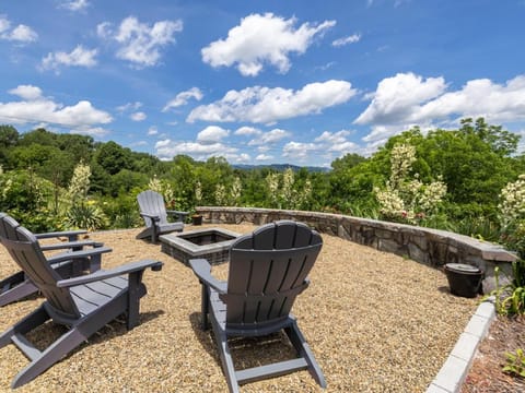 Hot Tub, Views & Game Room - 20 min to Downtown Asheville! Haus in Mars Hill