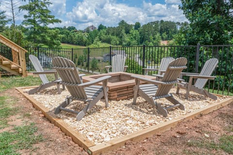 Weekend friends and fam! Media room, Hot Tub, Firepit, Sleeps 18 minutes to Asheville House in Buncombe County