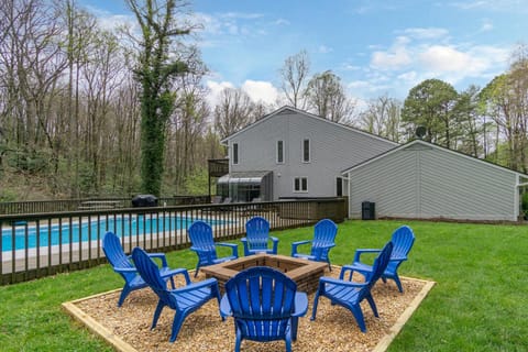 Secluded oasis in Asheville! GAME room MOVIE theater HOT tub - 20 min to Biltmore! Haus in Fairview
