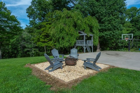 Secluded Luxury Home with Pool and Hot Tub in ASHEVILLE 15 min to Downtown Maison in Asheville