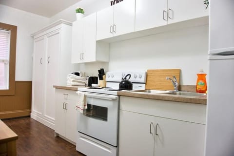 Amazing DT Apartment w Parking Location Coffee Condo in Moose Jaw