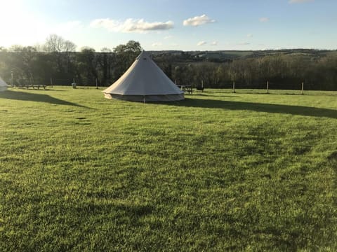 Home Farm Radnage Glamping Bell Tent 7, with Log Burner and Fire Pit Luxus-Zelt in Wycombe District
