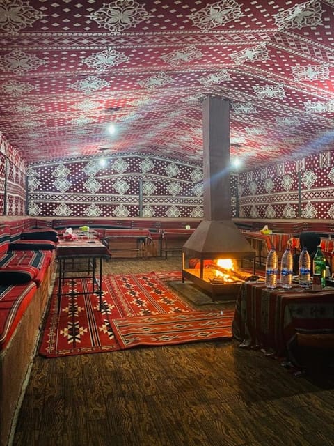 Bedouin Desert Cave Camping /
Complejo de autocaravanas in South District