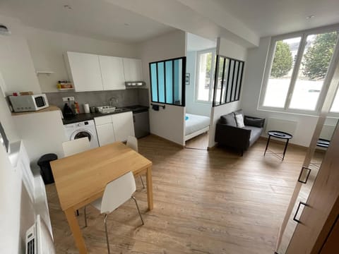 Kitchen or kitchenette, Living room, Seating area, Dining area