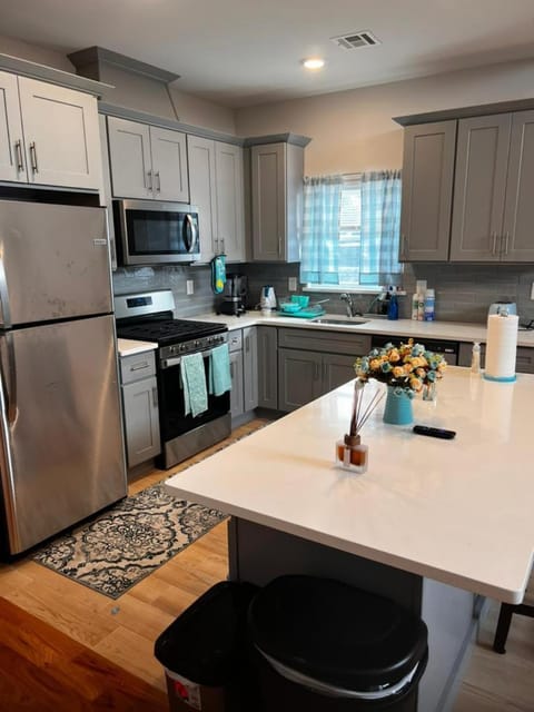 SPRINGVIEW HOMES 12MINS FROM EWR & 3 MINS FROM UNIVERSITY HOSPITAL Apartment in Newark