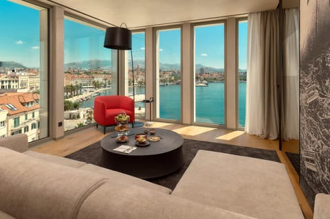 Living room, City view, Sea view