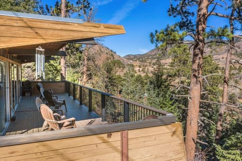 4BR Cabin Mountain Views with Fireplace Haus in Cascade-Chipita Park