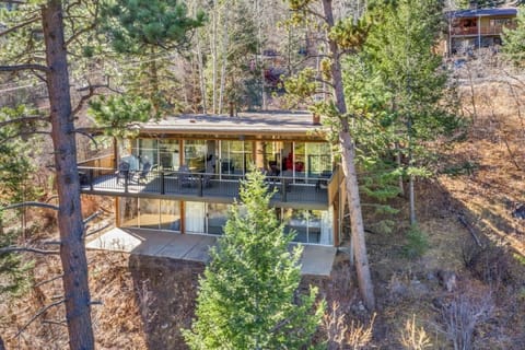4BR Cabin Mountain Views with Fireplace House in Cascade-Chipita Park