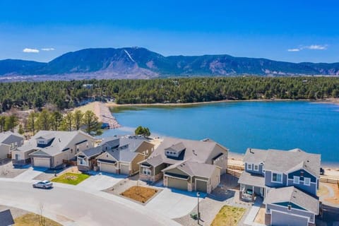 Luxury Lake House With Mountain Views & Hot Tub House in Monument