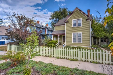 Victorian Charm With Hot Tub & Fire Pit Downtown House in Colorado Springs