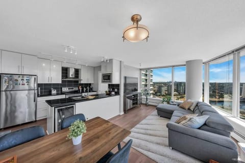 Spacious DT 2-BDR High-rise with view, pool, gym Apartment in Vancouver