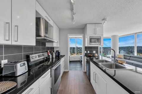 Spacious DT 2-BDR High-rise with view, pool, gym Apartment in Vancouver