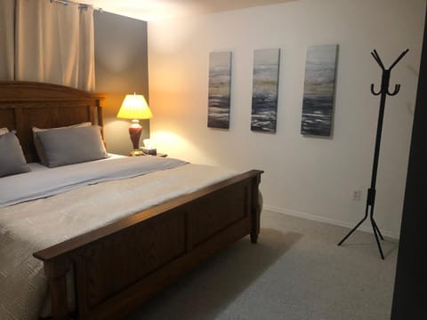 Licensed spacious basement suite with two king size beds Haus in Chilliwack