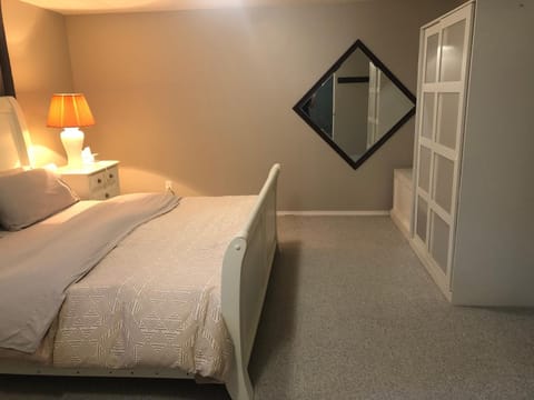 Licensed spacious basement suite with two king size beds Casa in Chilliwack