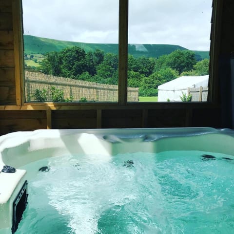 Luxury cosy carriage with electric private hot tub Appartement in Crucorney