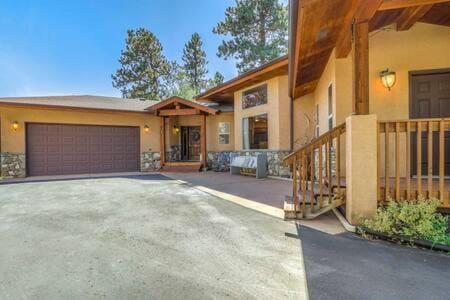Vacation Home with Mountain Views HotTub & Arcade House in Woodland Park