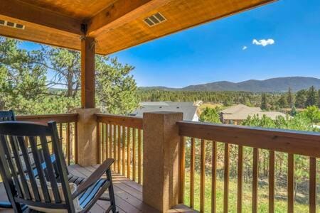 Vacation Home with Mountain Views HotTub & Arcade House in Woodland Park