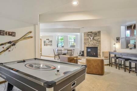Vacation Home with Mountain Views HotTub & Arcade House in Woodland Park