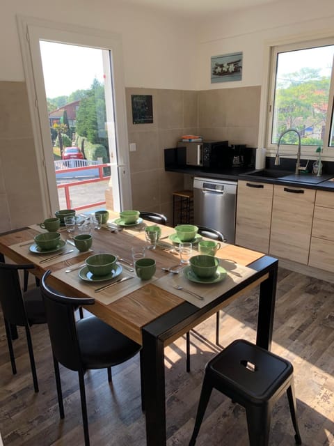 Dining area, minibar