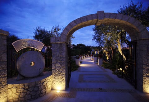 Facade/entrance, Night, Garden