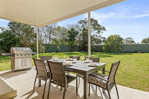 Mum's Beach House by Experience Jervis Bay House in Vincentia